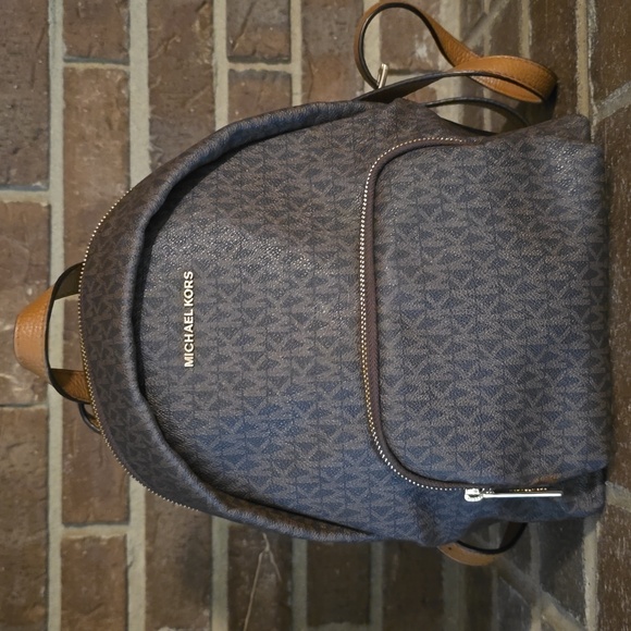 Michael Kors Erin Medium Logo Backpack Brown - Picture 1 of 8